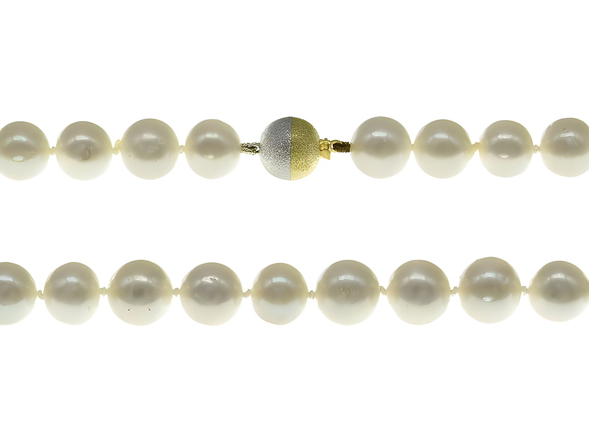 Perlenkette aus Süßwasser-Zuchtperlen 10,5-11 mm in Weiß, 44 cm lang, mit Bicolor 585 Verschluss, hergestellt von Juwelier Harnisch, klassischer Stil.