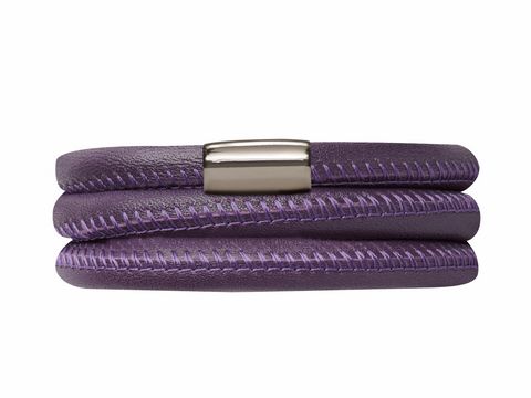 Endless Lederarmband in lila, dreifach gewickelt, aus hochwertigem Edelstahl in silber. Das Armband hat eine elegante, moderne Optik und misst 54 cm. Ideal für stylische Akzente.