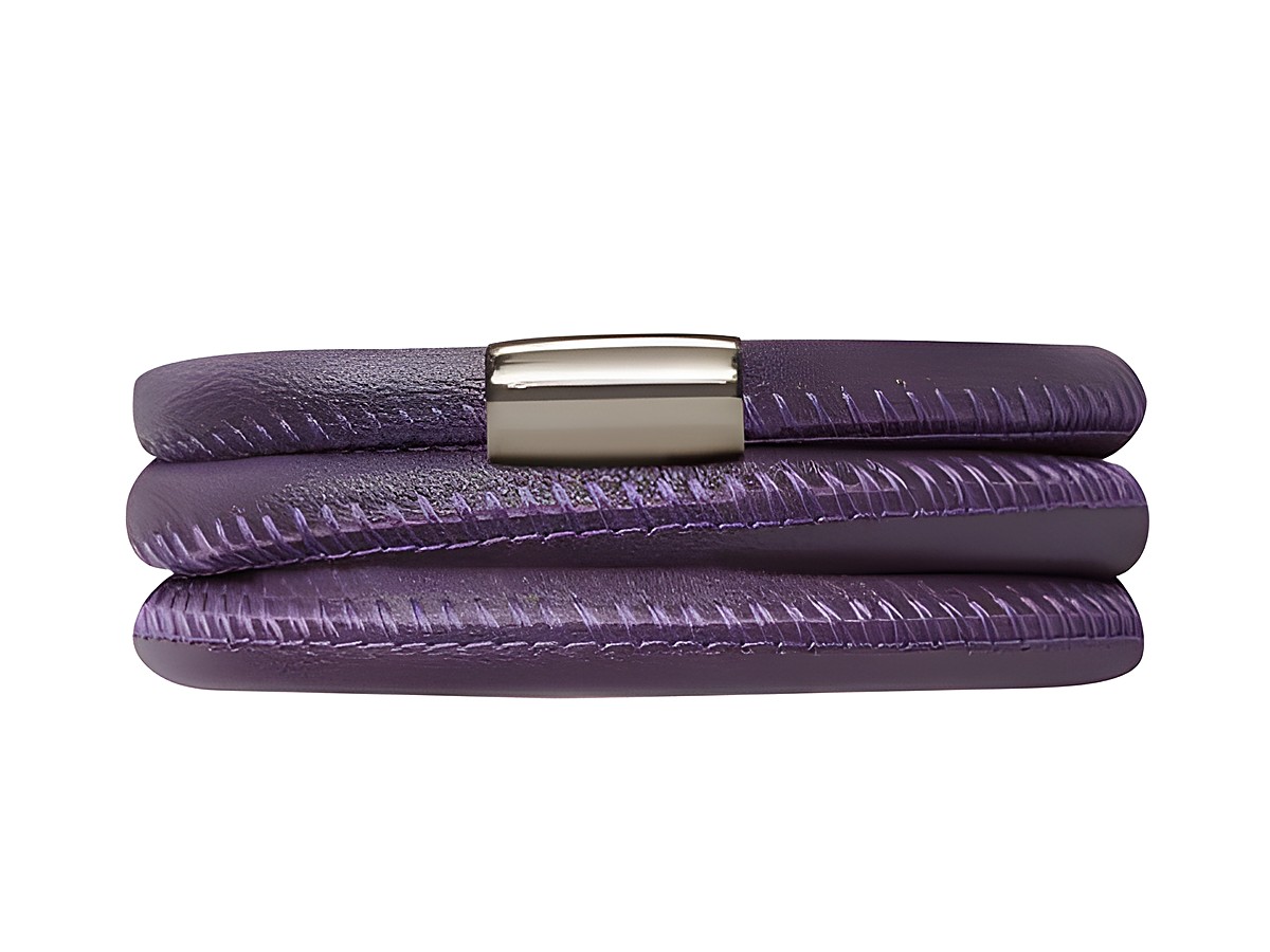 Endless Lederarmband in lila, dreifach gewickelt, aus hochwertigem Edelstahl in silber. Das Armband hat eine elegante, moderne Optik und misst 54 cm. Ideal für stylische Akzente.