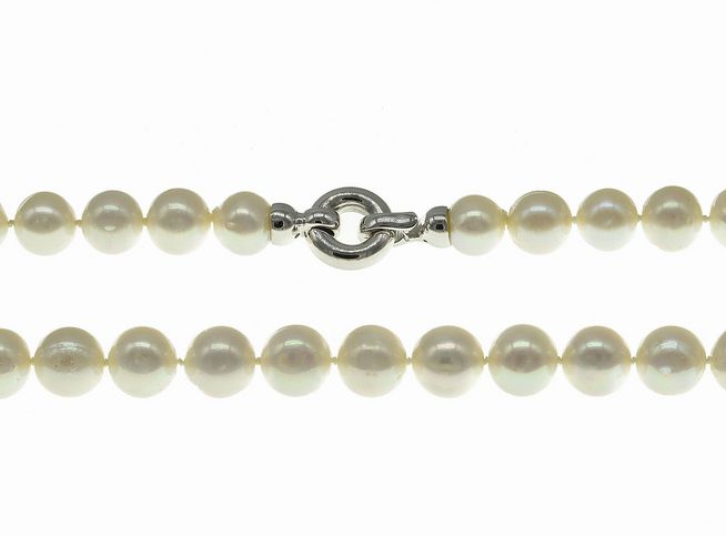 Perlenkette aus Süßwasser-Zuchtperlen 9,5-10,5 mm in Weiß, 45 cm lang, mit einem klassischen Verschluss, hergestellt von Juwelier Harnisch, zeitlos und elegant.