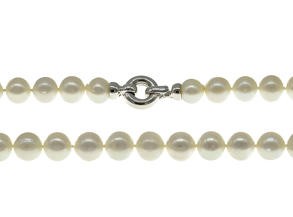 Perlenkette aus Süßwasser-Zuchtperlen 9,5-10,5 mm in Weiß, 45 cm lang, mit einem klassischen Verschluss, hergestellt von Juwelier Harnisch, zeitlos und elegant.