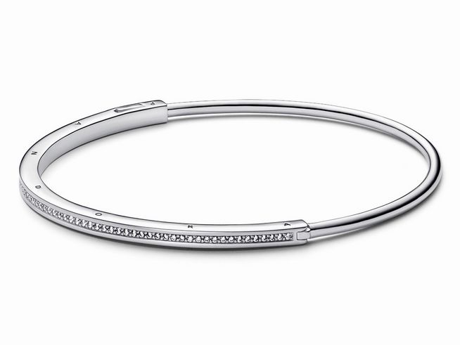 Eleganter Pandora Armreif aus Sterling Silber mit klarem Zirkonia, sorgt für einen funkelnden Akzent, ideal für jeden Anlass, Durchmesser 19 cm.