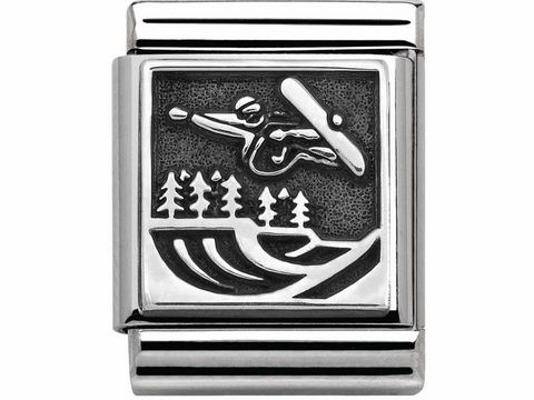 433211101-0 Silberne Nomination BIG Halfpipe mit einer Darstellung eines Snowboarders, der durch eine Kurve springt, umgeben von stilisierten Tannen. Aus Edelstahl und Silber 925 gefertigt.
