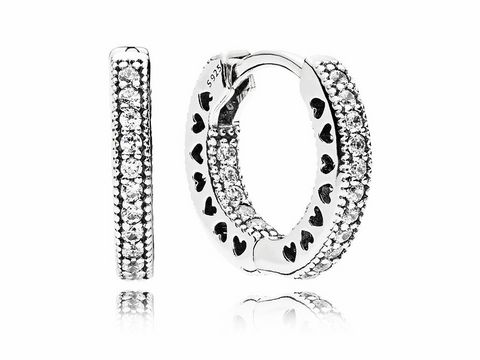 Zwei silberne Creolen von Pandora mit der Artikelnummer 296317CZ, besetzt mit funkelnden Steinen und Herzen, ideal für einen eleganten Look.