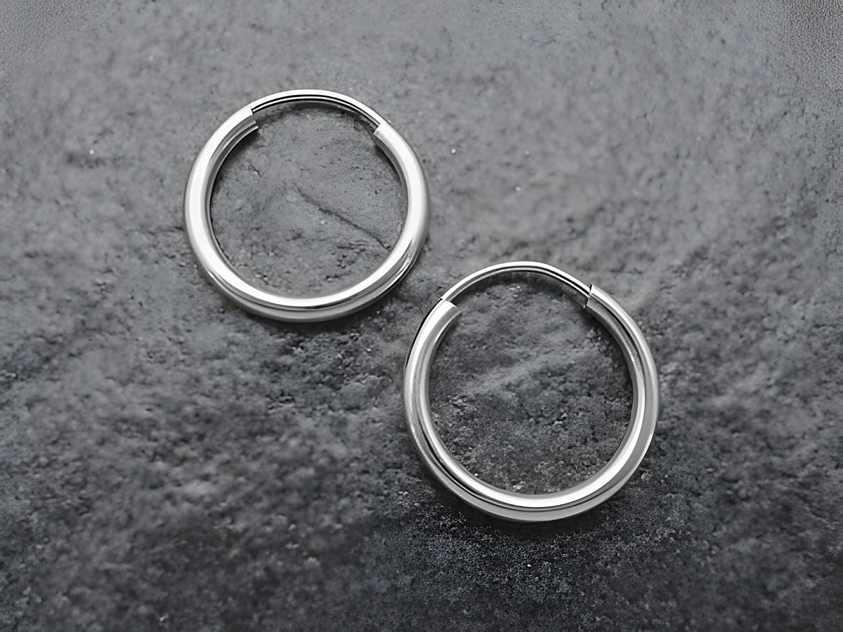 Silber Creolen 1,3 cm aus rhodinierten Sterling Silber mit einem Durchmesser von 2 mm, ideal als schlichte Ohrringe, hergestellt von Juwelier Harnisch, bis 15 mm.