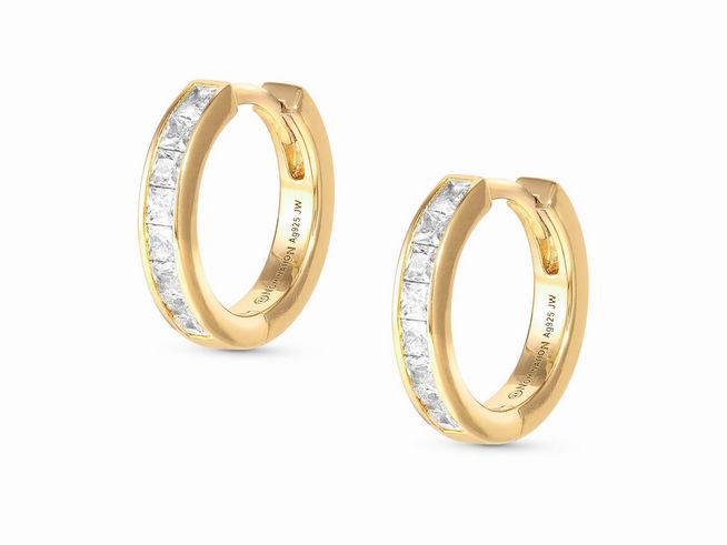 Ohrringe aus gelbgold vergoldet mit weißen Zirkonia, schlichtes und elegantes Design, Durchmesser 1,2 cm, ideal für Alltag und besondere Anlässe, Hersteller Nomination, Modell Carismatica.