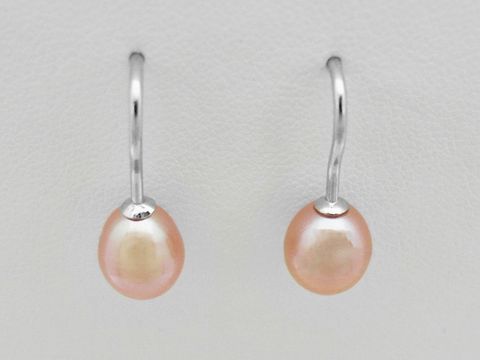 Ohrhaken Ohrring mit Zuchtperle 8mm in Lachsfarbe, hergestellt von Juwelier Harnisch, elegante Perlenohrringe für einen stilvollen Look.