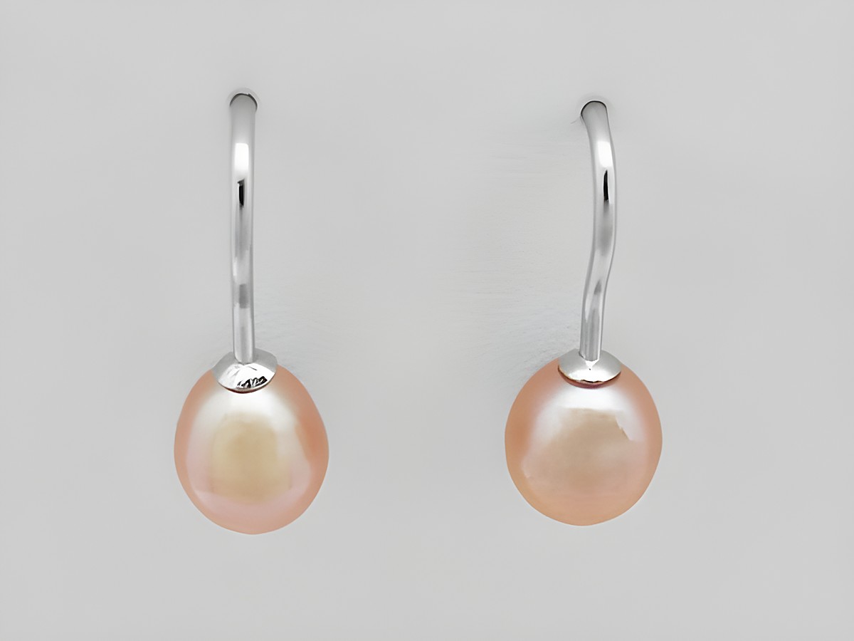 Ohrhaken Ohrring mit Zuchtperle 8mm in Lachsfarbe, hergestellt von Juwelier Harnisch, elegante Perlenohrringe für einen stilvollen Look.