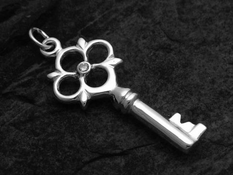 Schlüssel mit Zirkonia Anhänger aus Sterling Silber, hergestellt von Juwelier Harnisch, kunstvoll gestaltet mit floralen Elementen und glitzerndem Zirkonia.