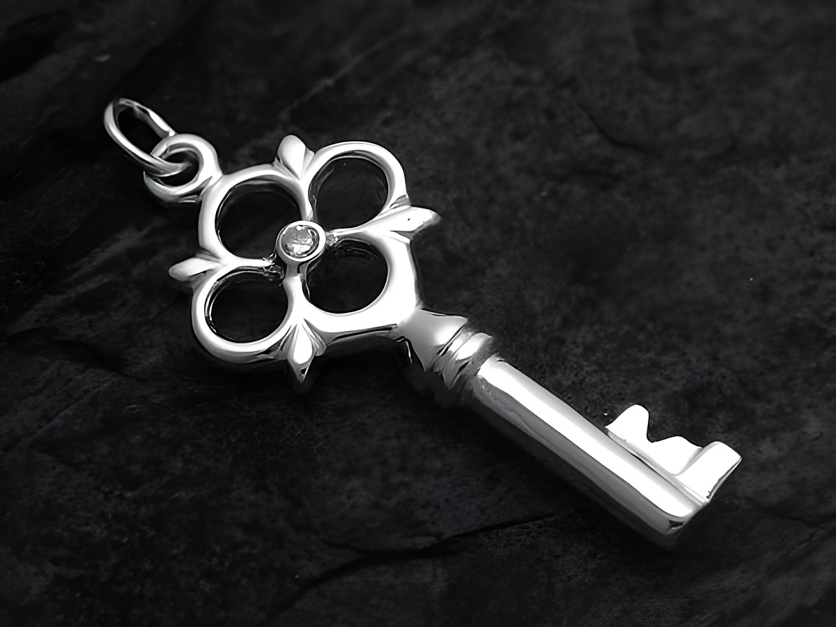 Schlüssel mit Zirkonia Anhänger aus Sterling Silber, hergestellt von Juwelier Harnisch, kunstvoll gestaltet mit floralen Elementen und glitzerndem Zirkonia.