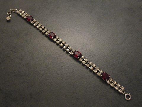 Strass Armband in dunkelrot mit elegantem silberfarbenem Design, verstellbar von 18,5 bis 21 cm, hergestellt von Juwelier Harnisch, ideal für besondere Anlässe.