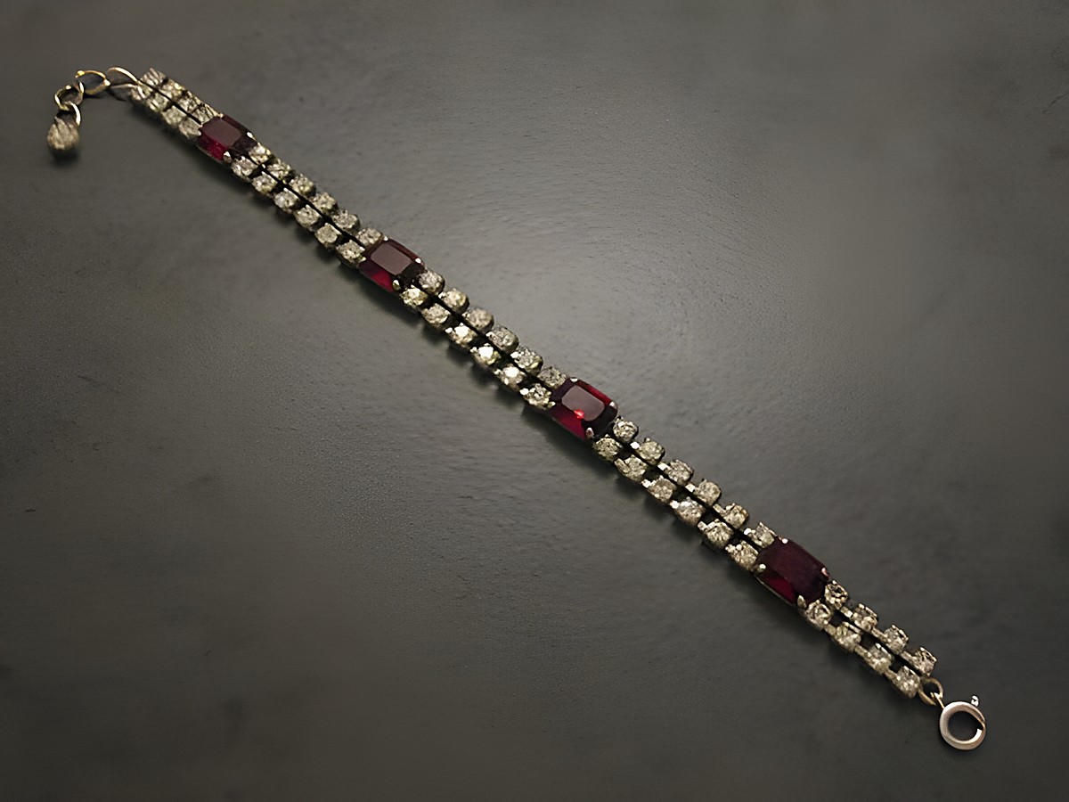 Strass Armband in dunkelrot mit elegantem silberfarbenem Design, verstellbar von 18,5 bis 21 cm, hergestellt von Juwelier Harnisch, ideal für besondere Anlässe. – Ansicht 2