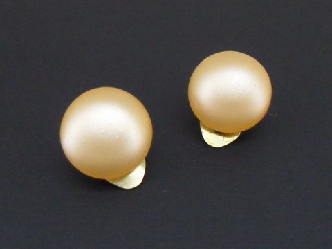 71693-0 Ohrclip in apricot zeitlos mit goldfarbenem Synthese Zuchtperle seidenmatt, Hersteller Juwelier Harnisch, stilvolles Accessoire für jeden Anlass.