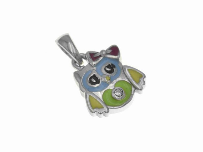 Ein niedlicher Eulenanhänger aus Silber mit rhodinierten Oberflächen, verziert mit Zirkonia und buntem Lack in Blau, Pink, Gelb und Grün, ideal für Kinder, hergestellt von Juwelier Harnisch.