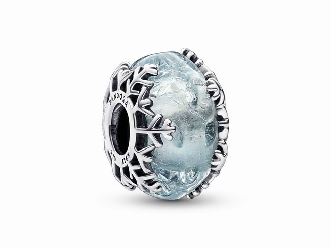 Pandora Charm 792377C00 aus Sterling Silber mit blauem Glas und einer filigranen Schneeflocken-Verzierung, ideal für eine weihnachtliche Schmuckkollektion am 24.12.