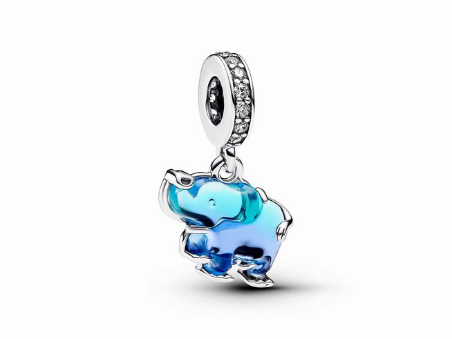 Blauer Murano-Glas Elefanten Charm-Anhänger aus Sterling Silber mit Zirkonia. Der Anhänger zeigt einen stilisierten Elefanten in verschiedenen Blau-Tönen, ideal für Armbänder.