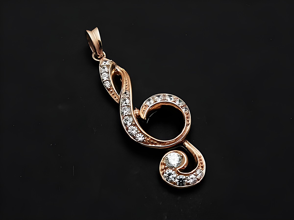 Notenschlüssel Silber Anhänger rosé vergoldet mit Zirkonia verziert, elegant und musikalisch, Hersteller Juwelier Harnisch, ideal für Musikliebhaber.