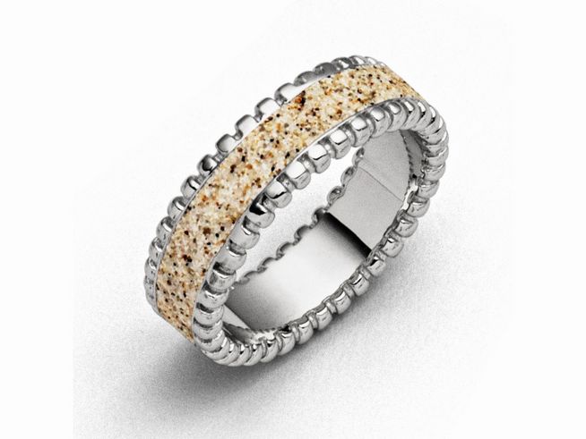 Ein eleganter Strandring aus Sterling Silber in Größe 54, Modell Strandzauber von DUR, mit einer schimmernden sandfarbenen Oberfläche und wellenförmigem Design.