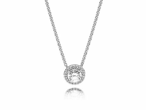 Elegante Silberkette von Pandora mit einem funkelnden Anhänger, verziert mit einem klaren Stein, längenverstellbar auf 45 cm, ideal für besondere Anlässe oder den Alltag.