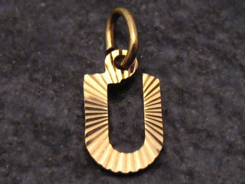 U - Gold 333 Druck Buchstaben Anhänger - Schlicht - aus 333er Gold mit feiner Rillenstruktur und Öse zur Befestigung, hergestellt von Juwelier Harnisch, Buchstabe U.