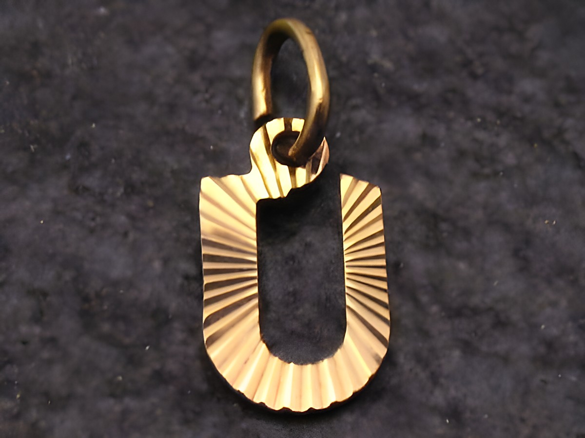 U - Gold 333 Druck Buchstaben Anhänger - Schlicht - aus 333er Gold mit feiner Rillenstruktur und Öse zur Befestigung, hergestellt von Juwelier Harnisch, Buchstabe U.