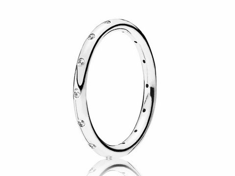 190945060-0 Eleganter Pandora Ring in Größe 60 aus Silber mit klaren Zirkonia besetzt, geschwungene Linien sorgen für einen stilvollen Look, ideal für jeden Anlass.