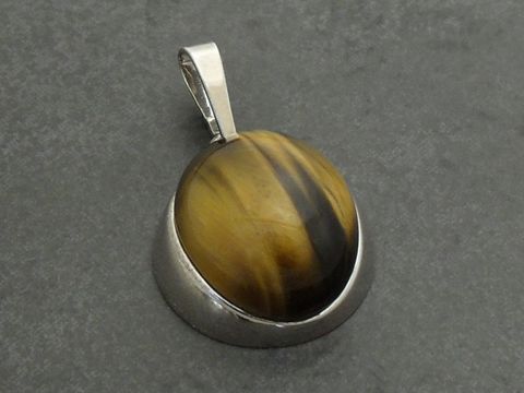 Gewölbt Silber Anhänger rhod. aufregend Tigerauge, hergestellt von Juwelier Harnisch, zeigt einen schönen Tigerauge Stein in erdigen Farbtönen mit glänzender silberner Fassung.