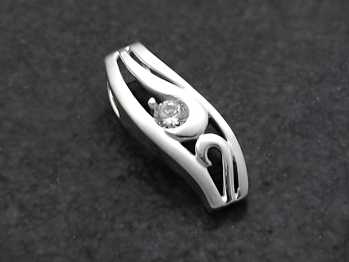 Kultig Anhänger aus Sterling Silber 925 mit Zirkonia, besonderes Design von Juwelier Harnisch, elegant und stilvoll, ideal zum Verschönern von Schmuckstücken.