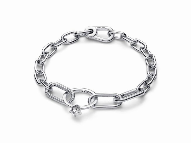 Armband aus Silber mit ovalen Gliedern und einem funkelnden Zirkonia-Anhänger in der Mitte, ideal für besondere Anlässe und zum Verschenken.