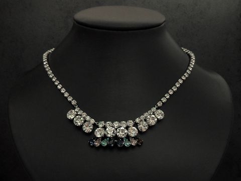 Strass Collier Kette in blau-lila-mix mit einer Länge von 43,5 bis 46,5 cm, silberfarbene Fassung, Hersteller Juwelier Harnisch, ideal für besondere Anlässe.