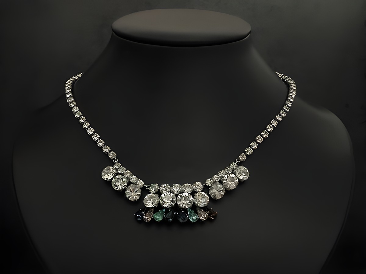 Strass Collier Kette in blau-lila-mix mit einer Länge von 43,5 bis 46,5 cm, silberfarbene Fassung, Hersteller Juwelier Harnisch, ideal für besondere Anlässe.