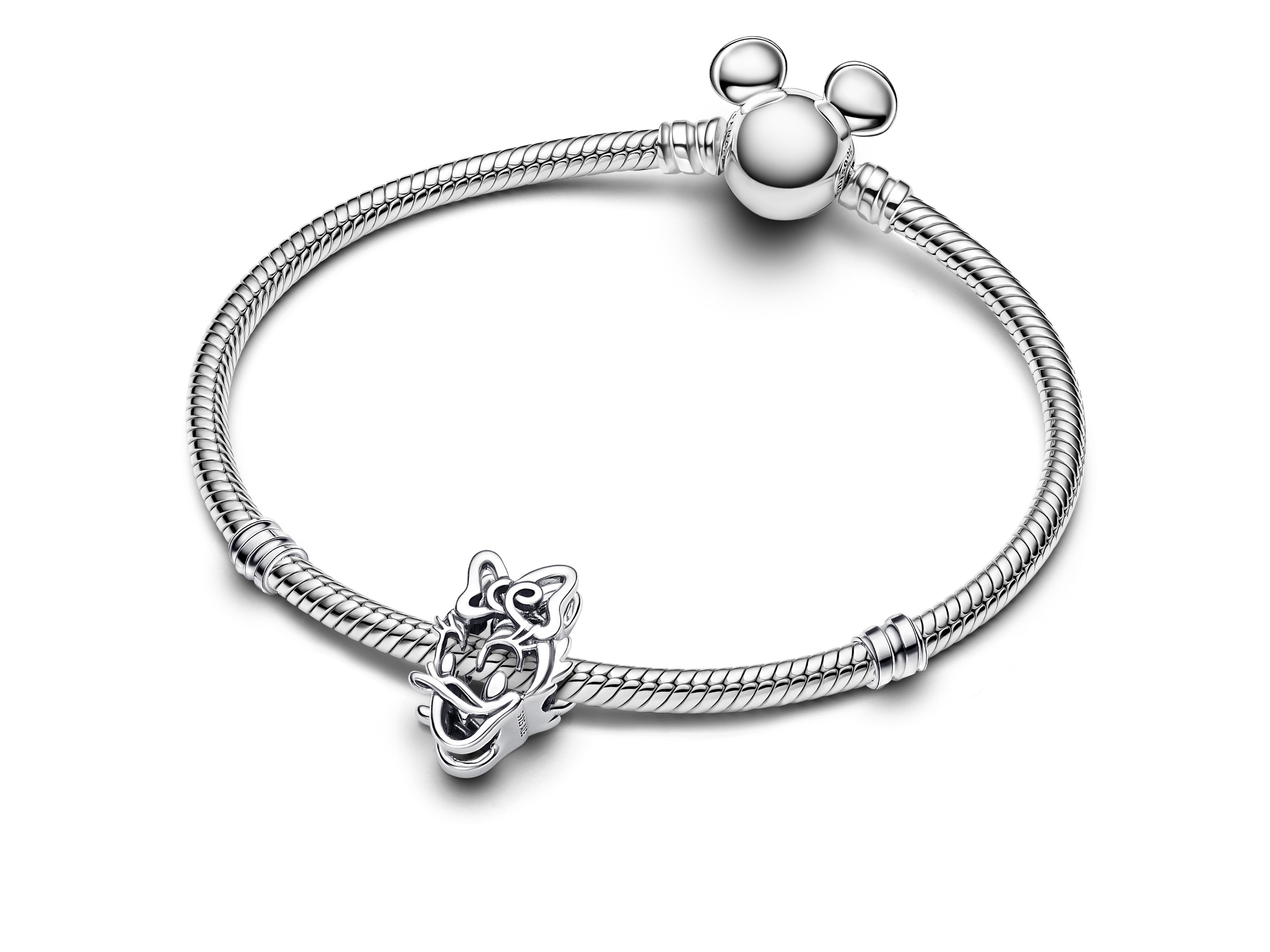 Pandora 793910C00 Disney Daisy Duck charm aus Sterling Silber auf einem Armband mit einer Mickey Mouse Perle, stilvolles Schmuckstück für Fans und Sammler.
