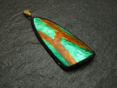 Antikgrüner und brauner Emaille Anhänger mit goldfarbenem Rahmen, in vintage Stil gehalten, hergestellt von Juwelier Harnisch, verziert mit einem markanten Design.