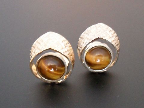 71963-0 Ohrclip in goldfarbenem Design mit echtem Tigerauge und Goldauflage, zeitlos elegant, Hersteller Juwelier Harnisch, perfekt für besondere Anlässe und alltäglichen Stil.