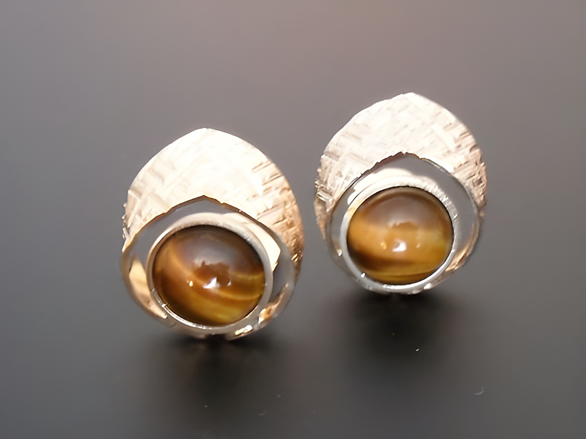 Ohrclip in goldfarbenem Design mit echtem Tigerauge und Goldauflage, zeitlos elegant, Hersteller Juwelier Harnisch, perfekt für besondere Anlässe und alltäglichen Stil.