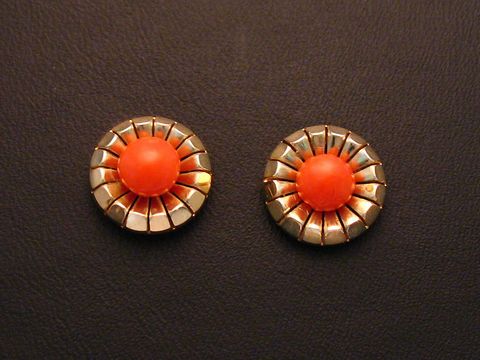 Ohrringe Funkel in Gold 333 mit anmutigen Korallelementen, Hersteller Juwelier Harnisch, elegant gestaltetes Schmuckstück für stilvolle Anlässe.