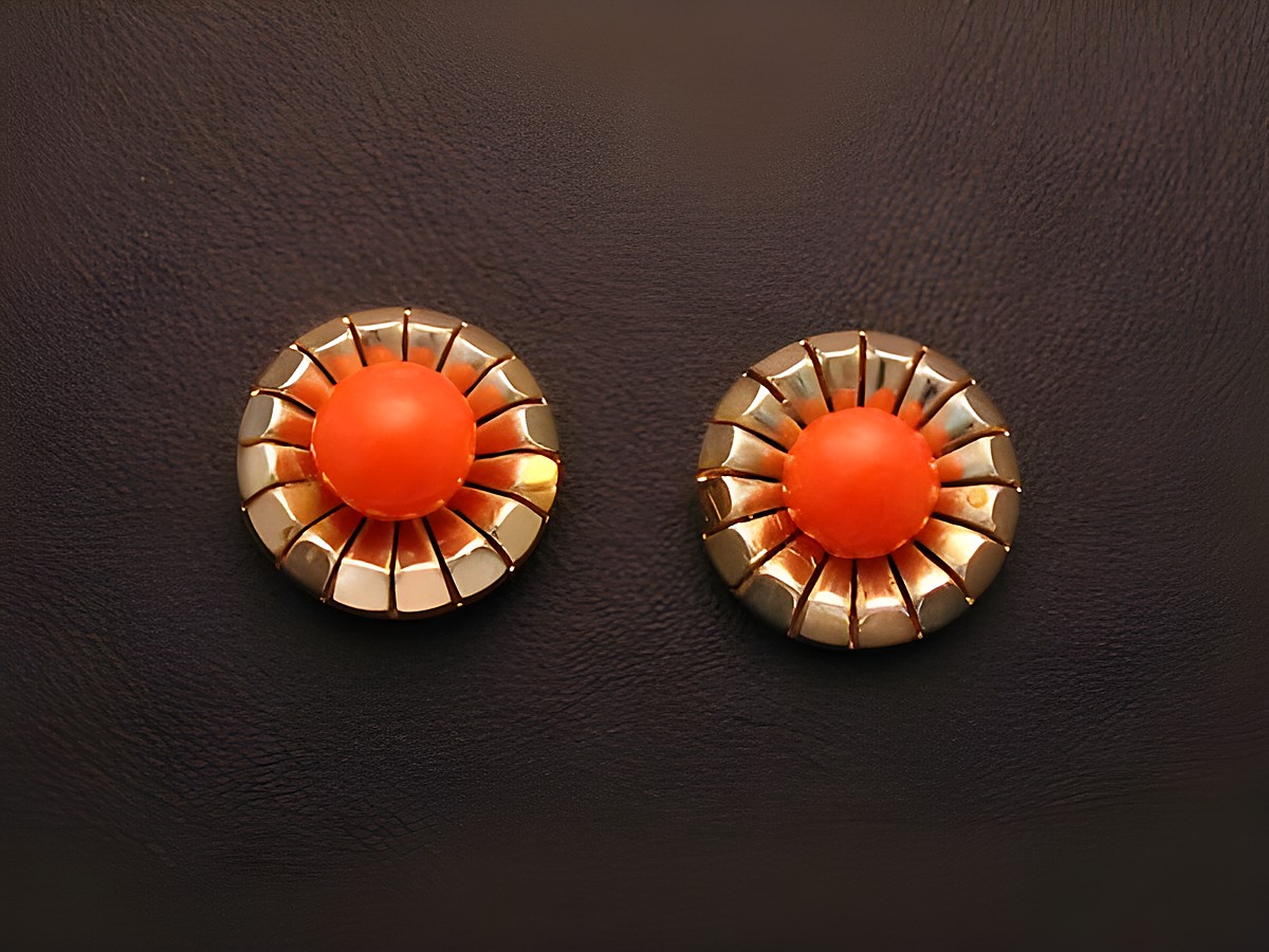 Ohrringe Funkel in Gold 333 mit anmutigen Korallelementen, Hersteller Juwelier Harnisch, elegant gestaltetes Schmuckstück für stilvolle Anlässe.