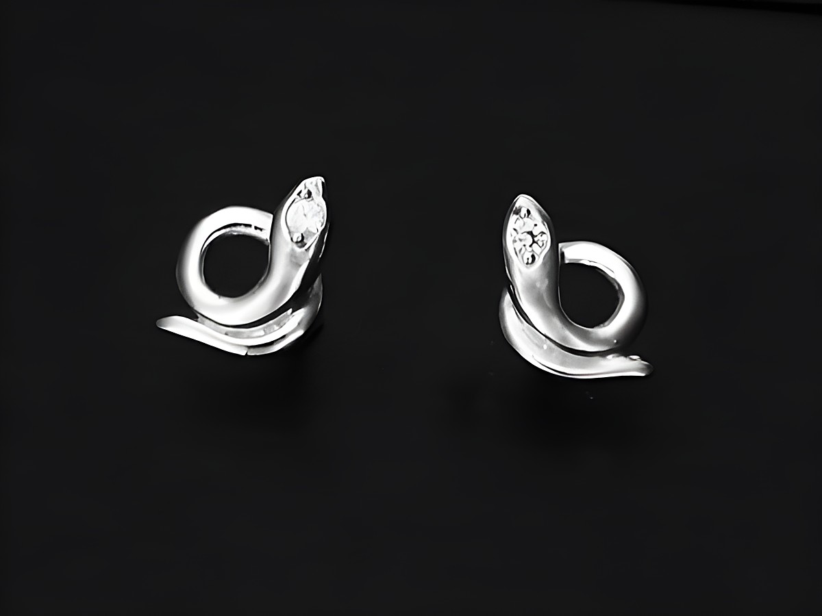 Silber Ohrringe in Schlangenform als Ohrstecker, rhodiniert mit Zirkonia, Hersteller Juwelier Harnisch, elegantes Design für den besonderen Anlass.