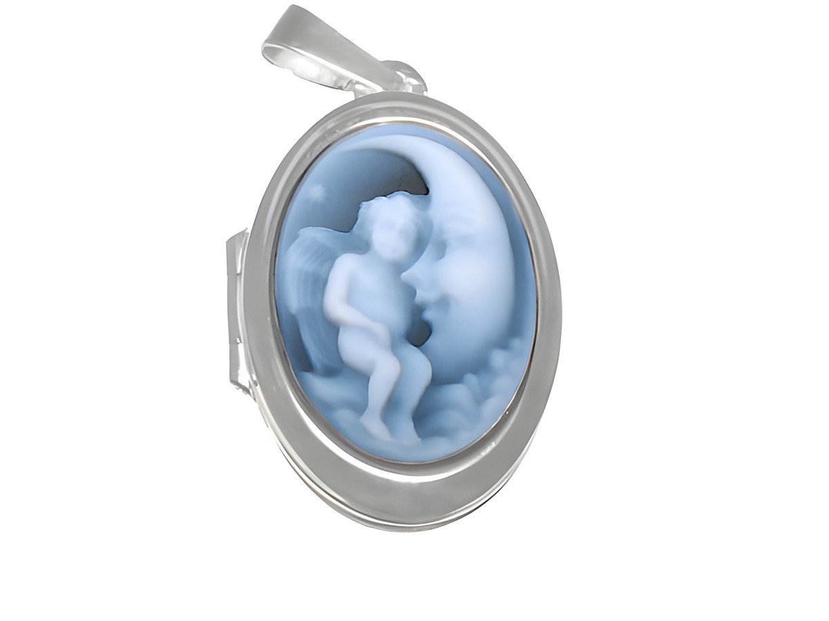 Engel im Mond Silber Achat Gemme Medaillon rhodiniert, präsentiert eine filigrane Darstellung eines Engels, der sanft in den Mond schaut, umrahmt von sanften Wolken in Blau.