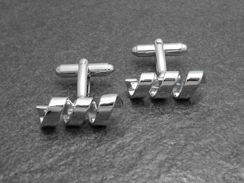 Moderne silberfarbene Manschettenknöpfe im Helix Look des Herstellers Juwelier Harnisch, elegant und stilvoll, ideal für formelle Anlässe.