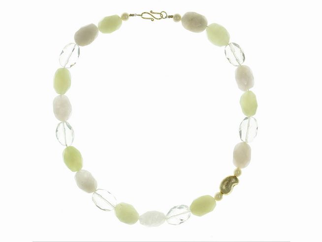 Mehrfarbige Steinkette aus Rosenquarz, Bergkristall, Chalcedon und Süßwasser-Zuchtperlen, Länge 54 cm, mit einem Silberverschluss, elegant und vielseitig einsetzbar.