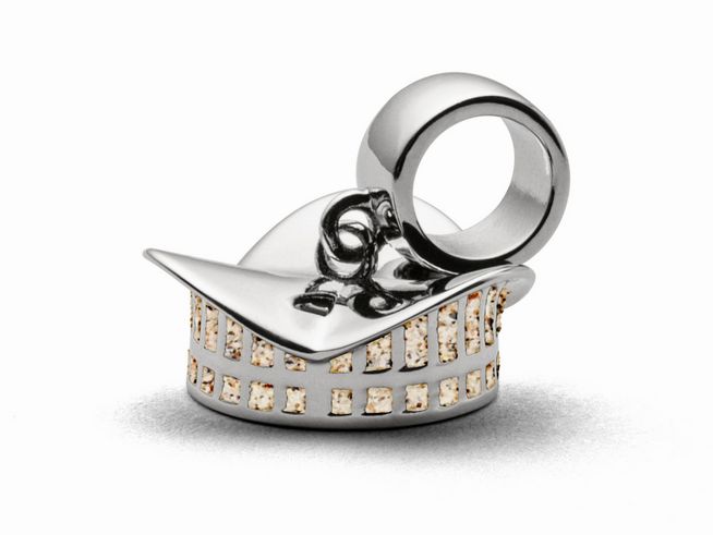 Sterling Silber Charm in Form eines Warnemünde Teepotts, dekoriert mit Strandsand, glänzende Oberfläche und feine Struktur, geeignet für Armbänder und Halsketten von DUR.