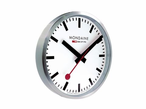 Mondaine Bahnhofsuhr A990.CLOCK.16SBB mit einem Durchmesser von 250 mm aus Aluminium, klassisches Design mit weißem Zifferblatt, schwarzen Indizes und rotem Sekundenzeiger.