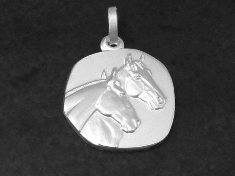 Silber Anhänger mit teilmattierten Pferdeköpfen, schön gestaltet, hergestellt von Juwelier Harnisch, ideal für Tierliebhaber.