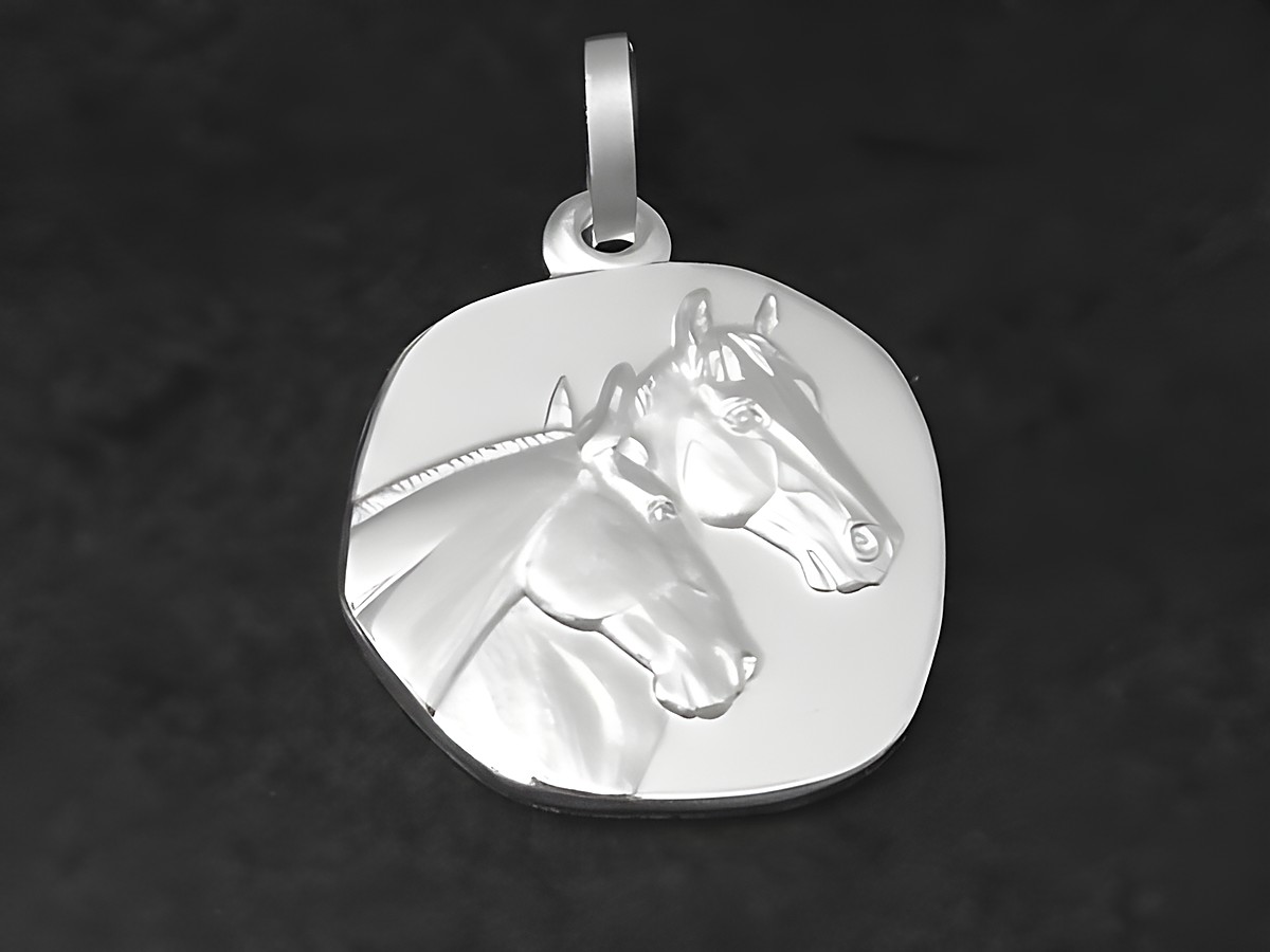 Silber Anhänger mit teilmattierten Pferdeköpfen, schön gestaltet, hergestellt von Juwelier Harnisch, ideal für Tierliebhaber.