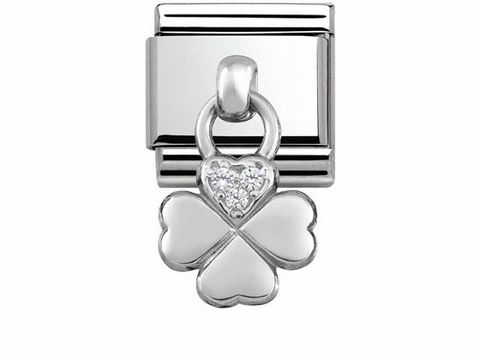 433180002-0 Ein silbernes Charms aus Edelstahl in Form eines Kleeblatts mit einem herzförmigen Detail, das mit glitzernden Elementen verziert ist. Ideal für Anhänger von Nomination.