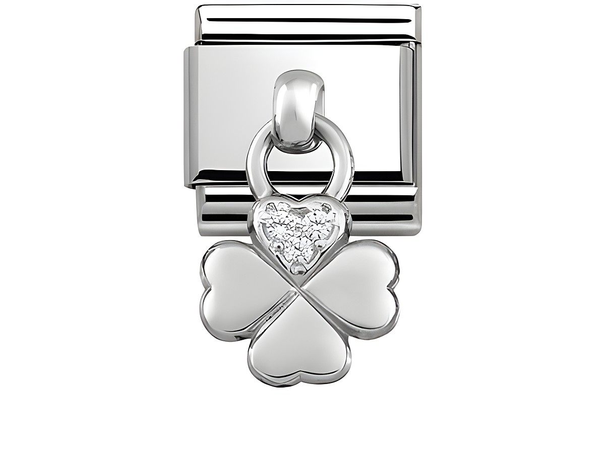 Ein silbernes Charms aus Edelstahl in Form eines Kleeblatts mit einem herzförmigen Detail, das mit glitzernden Elementen verziert ist. Ideal für Anhänger von Nomination.