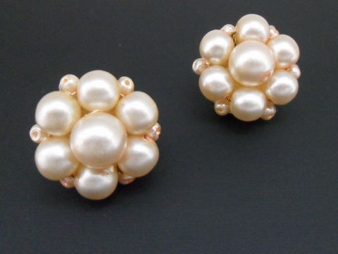 71742-0 Ohrclip in hellrosa blumigem Design mit goldfarbenen synthetischen Zuchtperlen, Hersteller Juwelier Harnisch, elegant und auffällig.