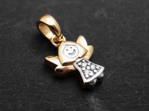 Ein strahlender Engel Anhänger in Bicolor mit lächelndem Gesicht und Zirkonia-Verzierung. Hersteller: Juwelier Harnisch, eignet sich als Schutzengel und schmückt jede Kette.