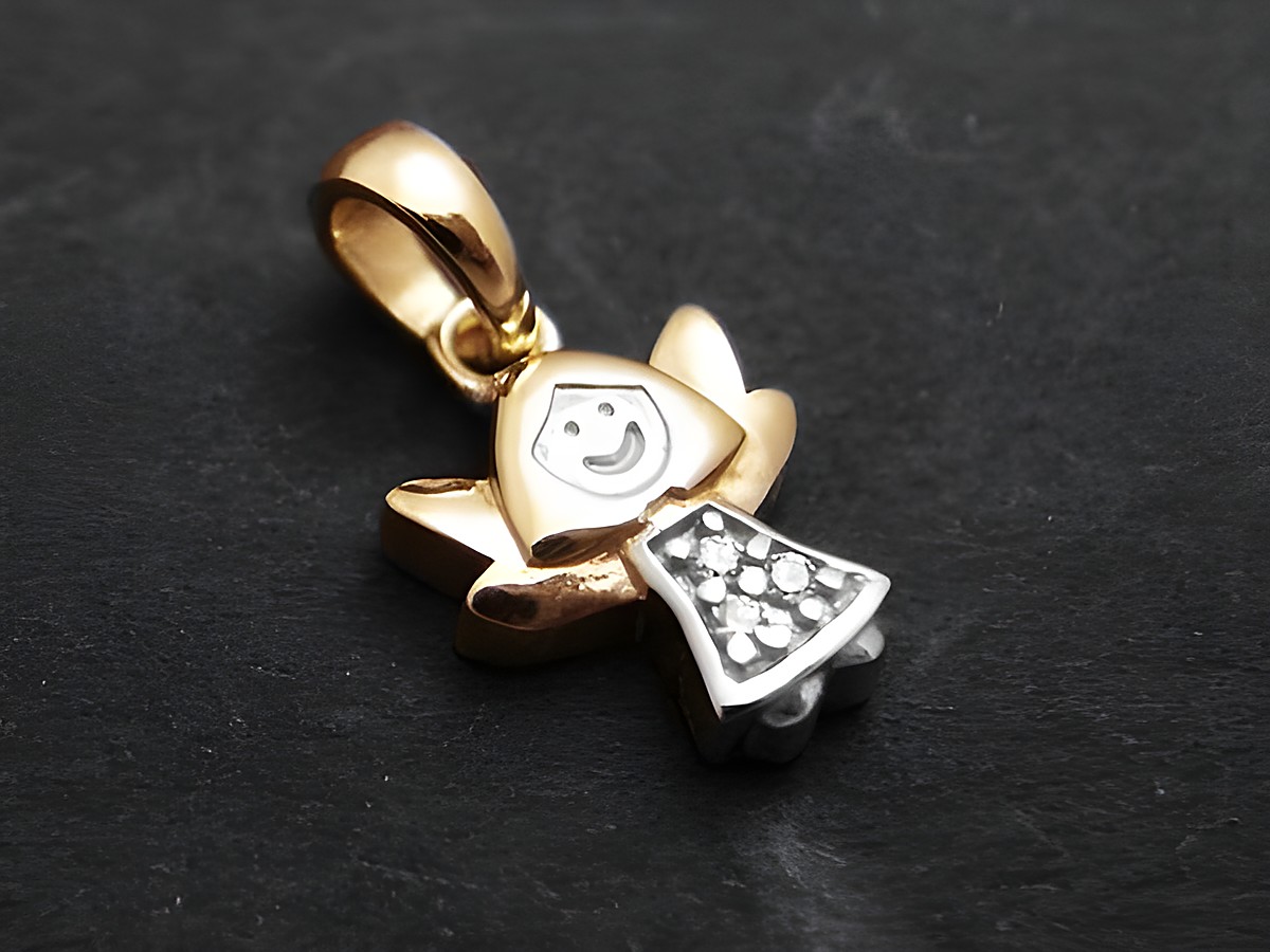 Ein strahlender Engel Anhänger in Bicolor mit lächelndem Gesicht und Zirkonia-Verzierung. Hersteller: Juwelier Harnisch, eignet sich als Schutzengel und schmückt jede Kette.